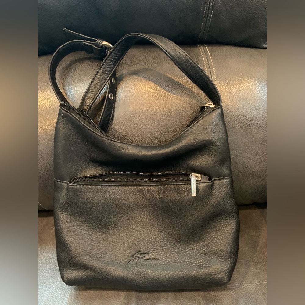 Stone Mountain black leather bag with 2 exterior zip pockets
